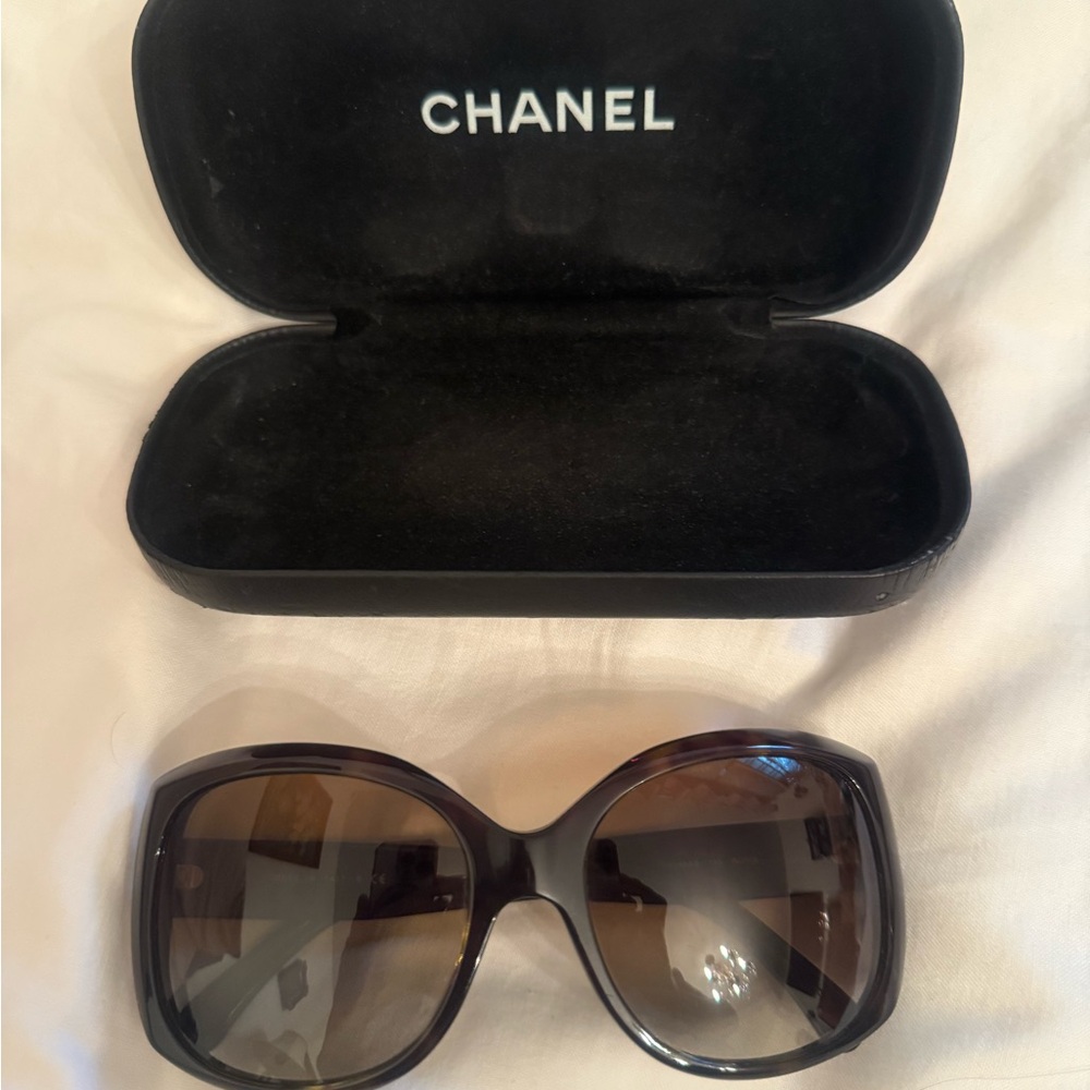 Chanel  Sunglasses + Case + Shopping Bag - Picture 5 of 13